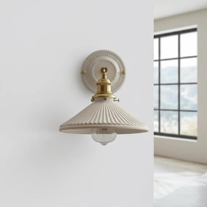Applique Murale Céramique Blanche Plissée et Laiton Doré Orientable