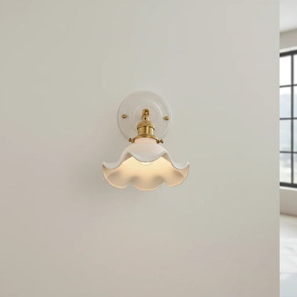 Applique Murale Céramique Blanche Forme Fleur et Cuivre Doré, Bras Orientable