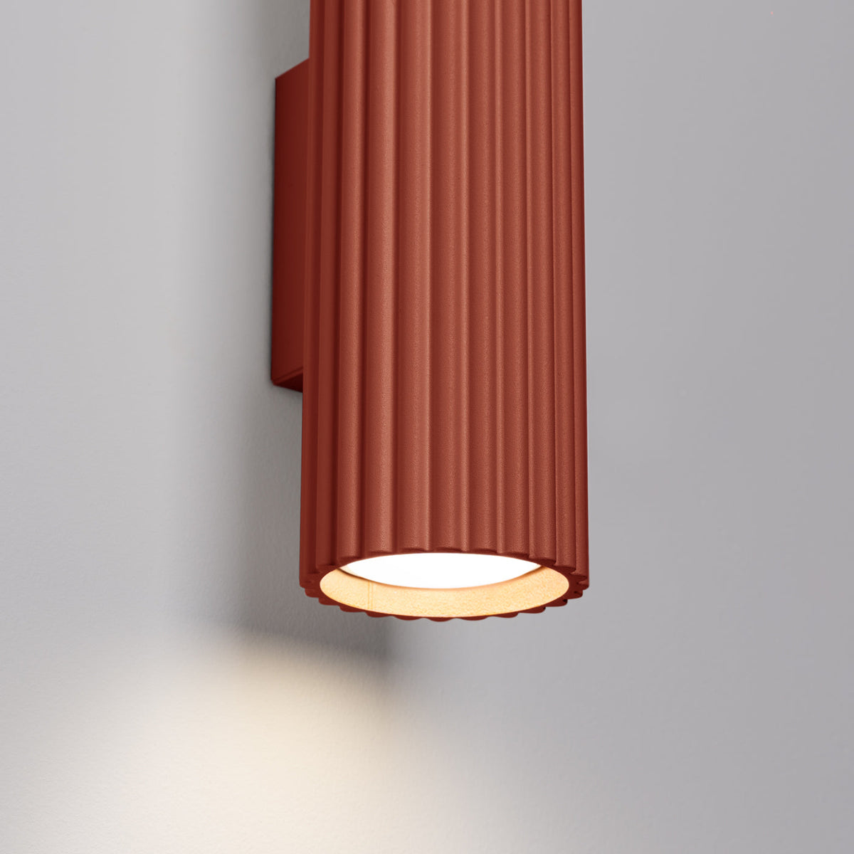 Applique Murale Oslo 30 cm en Aluminium Cannelé Rouge Ocre
